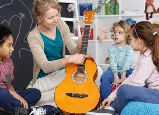 Занятия по игре на гитаре для детей