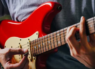 Групповые занятия по игре на гитаре для взрослых