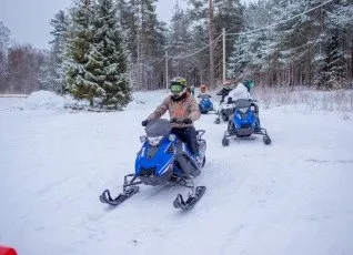 Заезд на снегоходе