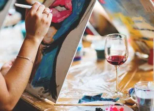 Арт вечер с бокальчиком вина