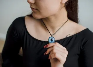 Фотография радужки глаза и оформление в кулоне/брелоке