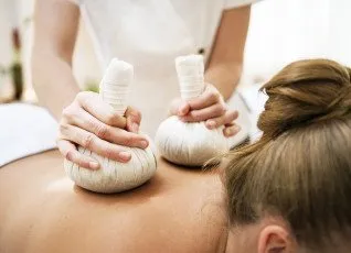 Ойл массаж травяными мешочками