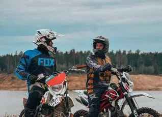 Катание на эндуро мотоцикле или питбайке