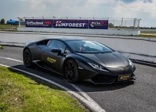Заезд на спорткаре Lamborghini Huracan на гоночном треке
