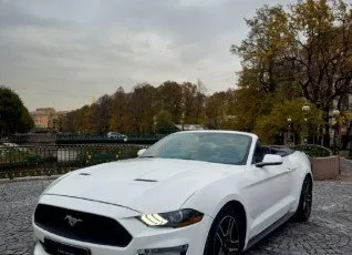 Прогулка по городу на современном кабриолете