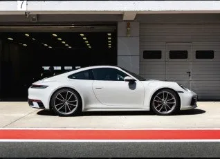 Заезд на спорткаре Porsche 911 992 4S на гоночном треке
