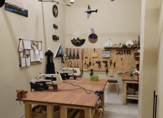 Занятие в столярной мастерской для детей