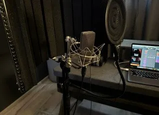 Запись трека в студии звукозаписи