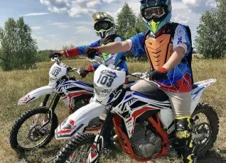 Катание на скоростном треке и в лесу на мотоцикле