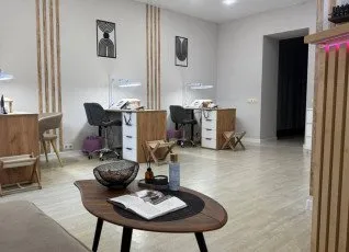 Посещение студии маникюра и красоты