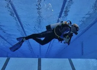 Дайвинг погружение в бассейне