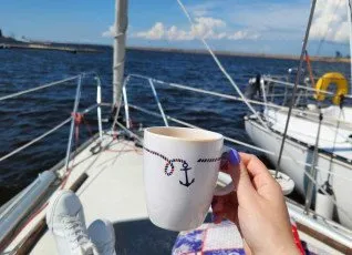 Прогулка на крейсерской яхте с чаепитием