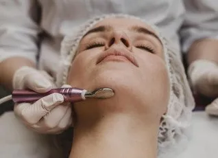 Аппаратный массаж лица микротоками