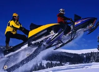 Поездка на двух снегоходах