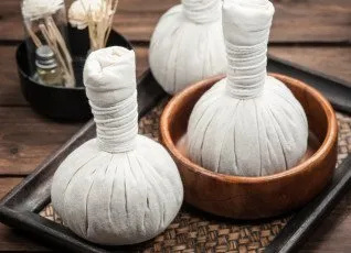 Тайский массаж горячими травяными мешочками