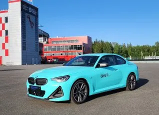 Заезд на спорткаре BMW M240 на гоночном треке