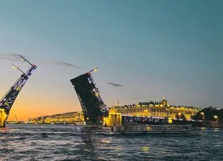 Практичная ночная экскурсия по Петербургу: разведение мостов, теплоходная прогулка