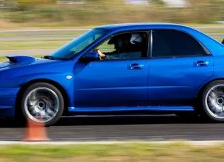 Гоночное такси на спортивном автомобиле 