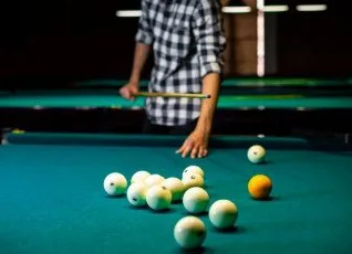 Игра на бильярде