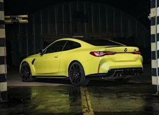 Заезд на спорткаре BMW M4 G82 на гоночном треке