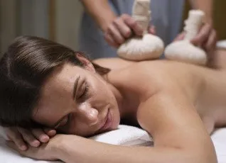 Тайский массаж горячими травяными мешочками