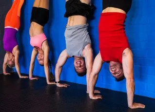 Групповая тренировка по акробатике