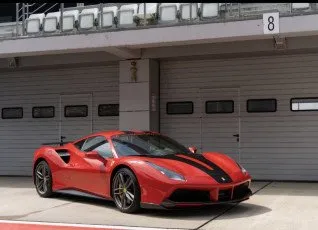 Заезд на спорткаре Ferrari 488 GTB на гоночном треке