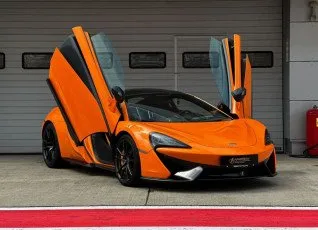 Заезд на спорткаре McLaren 570S на гоночном треке