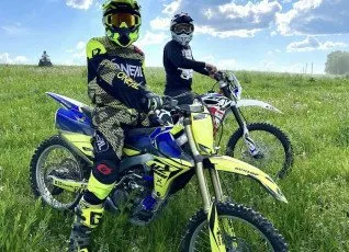 Поездка на мотоцикле по лесной трассе