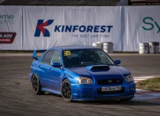 Гоночная практика за рулем спортивного автомобиля