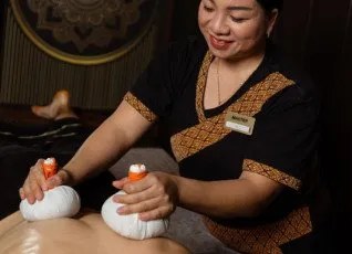 Массаж горячими травяными мешочками и аромамаслом