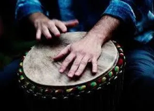 Урок игры на африканских барабанах