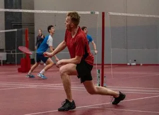 Игра в бадминтон