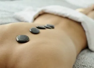 Массаж горячими камнями
