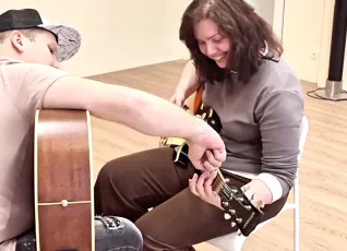 Урок игры на гитаре