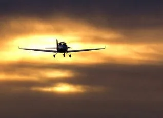 Полет на закате на самолете Aquila A210