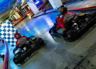 Заезд на бензиновом карте на крытой трассе