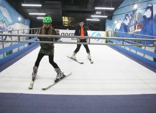 Катание на искусственном горнолыжном склоне