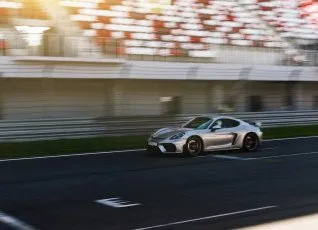Заезд на спорткаре Porsche Cayman GT4 на гоночном треке