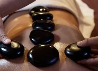 Массаж горячими камнями