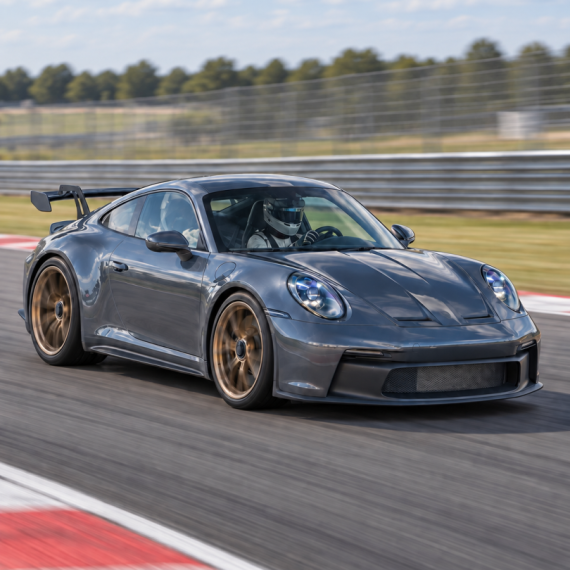Заезд на спорткаре Porsche 911 GT3 на гоночном треке