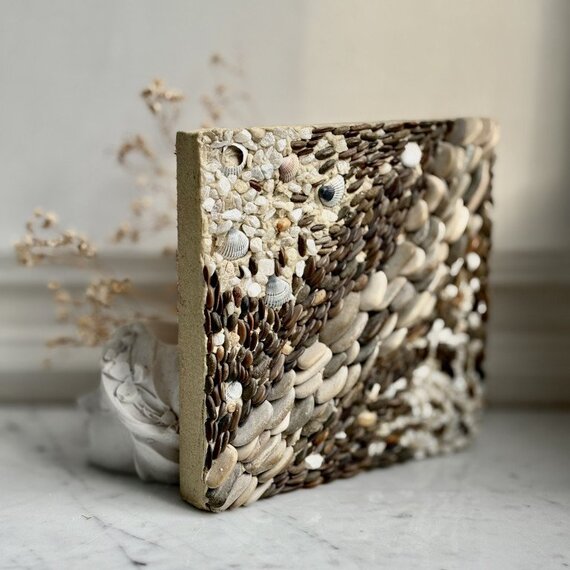 Мозаичный узор из натурального камня на черной основе в современном интерьере. Главное фото