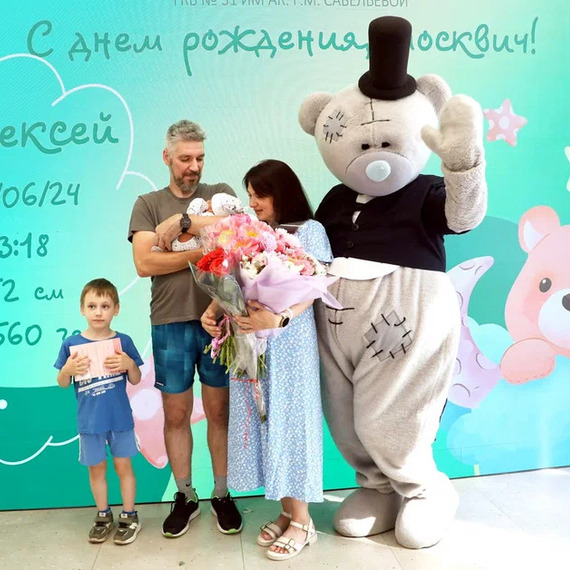 Празднование дня рождения Алексея в столичном центре с костюмированным медведем и букетом цветов. Фото 5