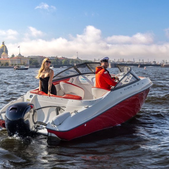 Женщина и мужчина на моторной лодке в Санкт-Петербурге в ясный день. Главное фото