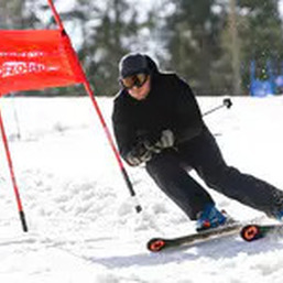 Обучение катанию на горных лыжах с инструктором на склоне