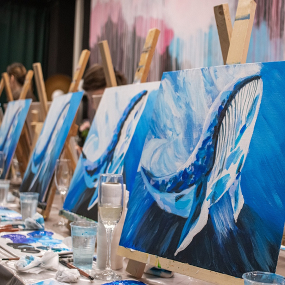 Урок живописи на тему китов с участниками в творческой атмосфере Урок живописи на тему китов с участниками в творческой атмосфере