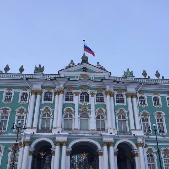 Зимний день в Санкт-Петербурге, Эрмитаж с флагом на крыше и ясным небом. Фото 15