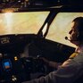 Пилот управляет самолетом в кабине во время темноты и плохой видимости - превью 1