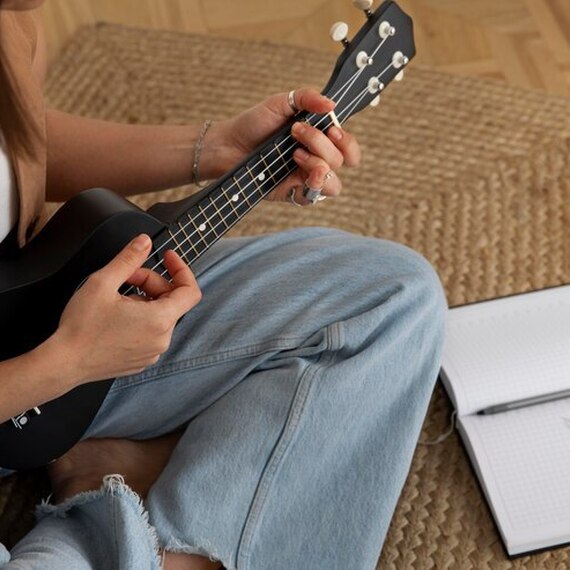 Урок игры на укулеле в уютной обстановке на ковре