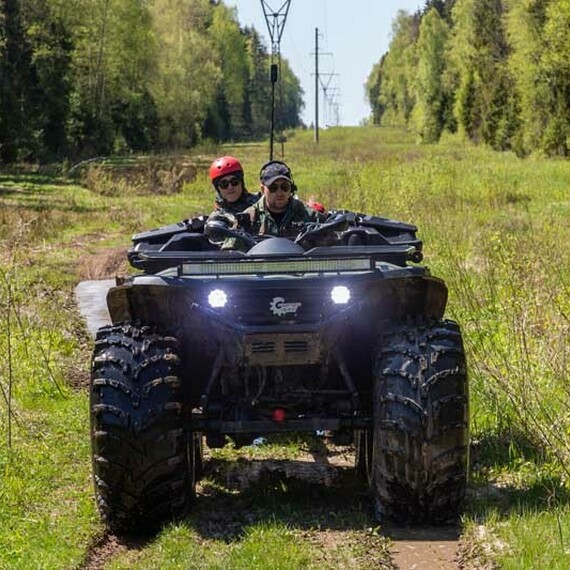 Внедорожное приключение на квадроцикле в лесу летом. Фото 8